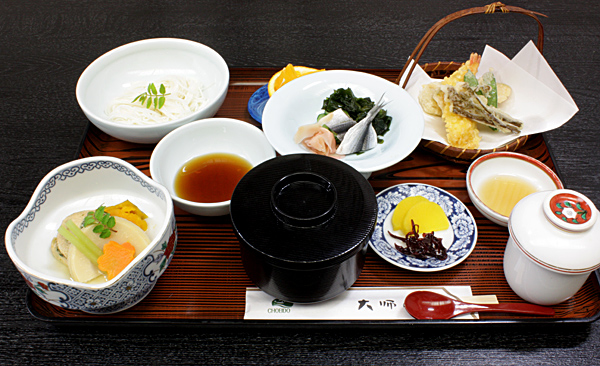 岡田長栄堂：1,300円のお食事例