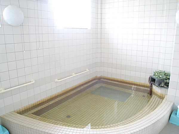 岡田長栄堂：大浴場