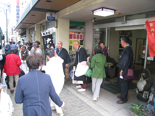 岡田長栄堂：お客様で賑わう玄関